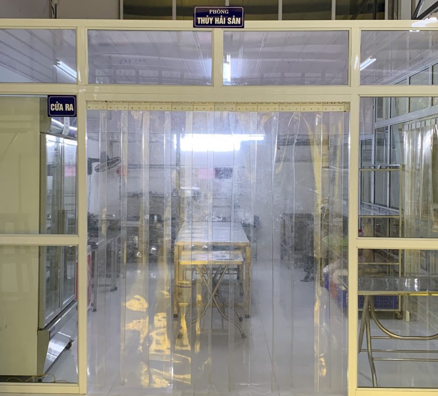 Bên ngoài khu chế biến